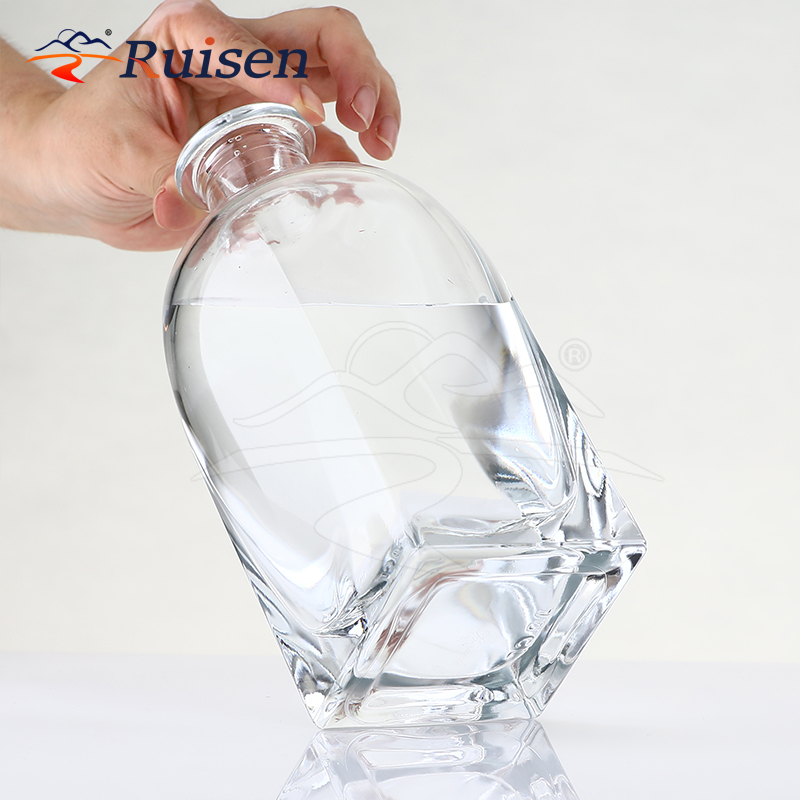 High End Heavy 1000ml Liquor Bottles Custom Own logo Vodka Bottle ODM or OEM Vodka Glass Bottles with Cork Sealing 