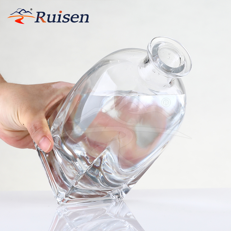 High End Heavy 1000ml Liquor Bottles Custom Own logo Vodka Bottle ODM or OEM Vodka Glass Bottles with Cork Sealing 