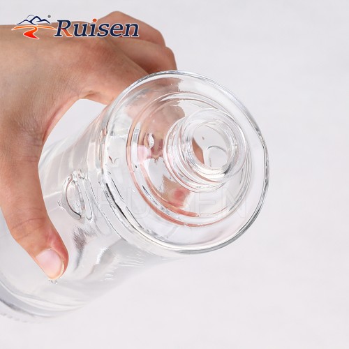 Factory manufactures cylindrical glass bottles for vodka 500ml 