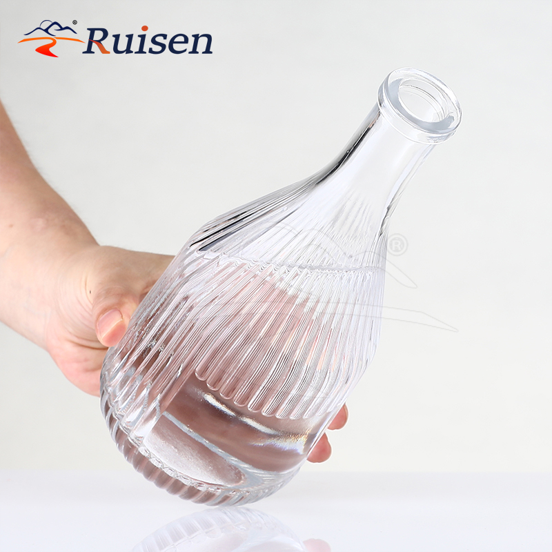 China Manufacturer Engrave Stripe Custom Glass Liquor Bottle Packaging Gin Whiskey Liquor Glass Bottle 