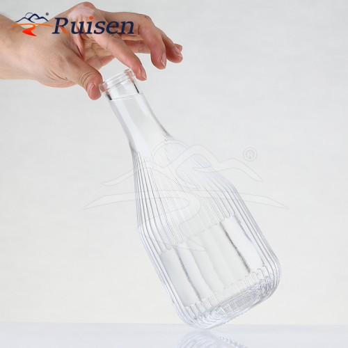 China Manufacturer Engrave Stripe Custom Glass Liquor Bottle Packaging Gin Whiskey Liquor Glass Bottle