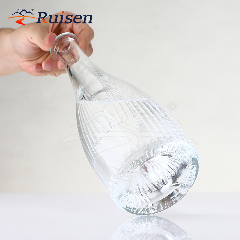 China Manufacturer Engrave Stripe Custom Glass Liquor Bottle Packaging Gin Whiskey Liquor Glass Bottle 