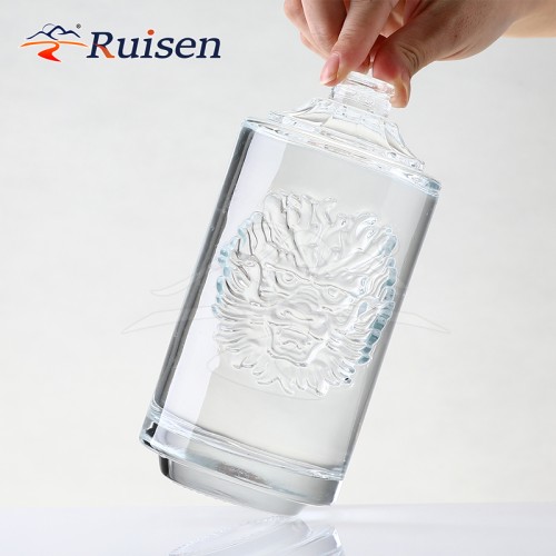 Custom Logo Round Shaped Tiger Engraved Lead-Free Glass Whiskey Decanter for Tequila and Brandy with Cork Sealing