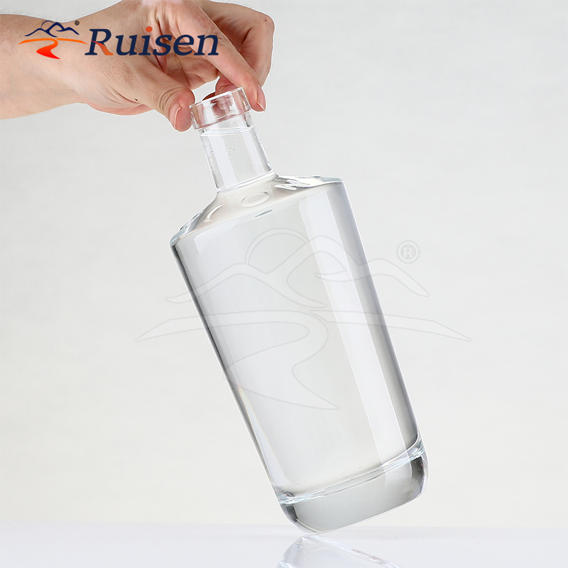 China Factory 500Ml 750Ml Transparent Whisky Brandy Spirit Liquor Glass Bottle Vodka Liquor Supplier 